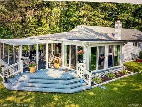 342 N Russell Dr, Clay, MI 48001