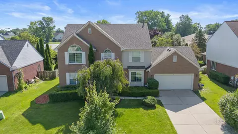 4052 Worthington Dr, Troy, MI 48085
