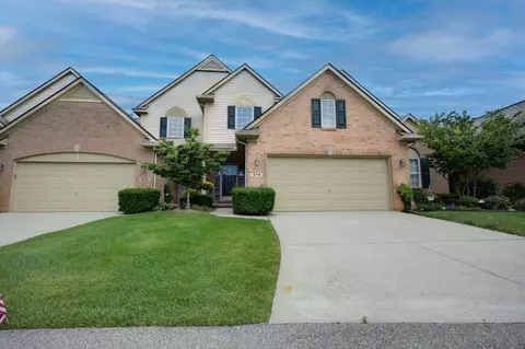 8214 Springdale Dr, White Lake, MI 48386