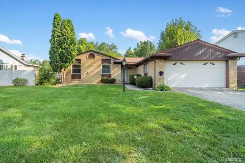 18716 Blakely Dr, Woodhaven, MI 48183