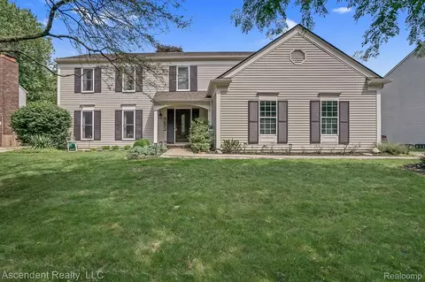 5652 Kingsfield Dr, West Bloomfield, MI 48322