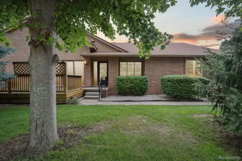 2214 London Bridge Dr, Rochester Hills, MI 48307