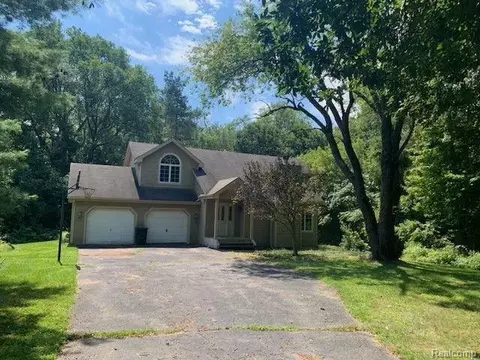 10565 Cedar Valley Dr, Davisburg, MI 48350