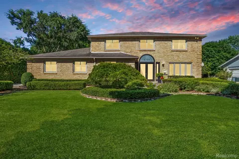 1713 Chatham Dr, Troy, MI 48084