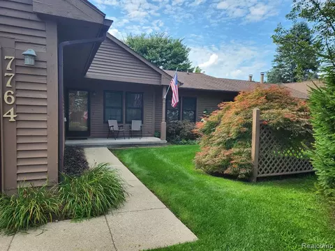 7764 Oakland Place Dr, Waterford, MI 48327