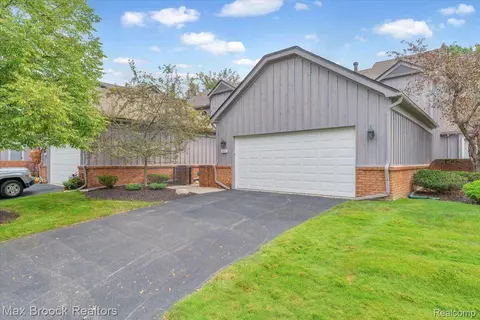 28615 Venice Crt Ct, Farmington Hills, MI 48334