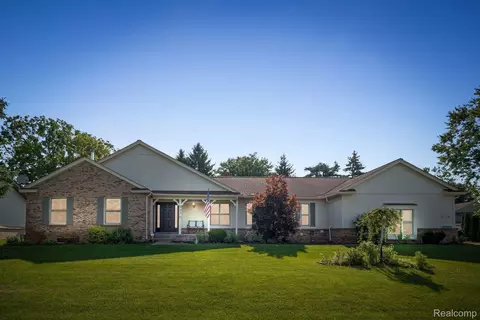 5270 Paula Crst, Commerce, MI 48382