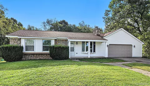 8767 Fieldcrest Dr, Green Oak, MI 48116