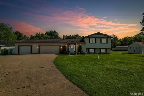 7287 E Holly Rd, Groveland, MI 48442