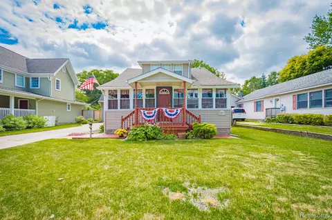 2991 Maplewood Dr, Fort Gratiot, MI 48059