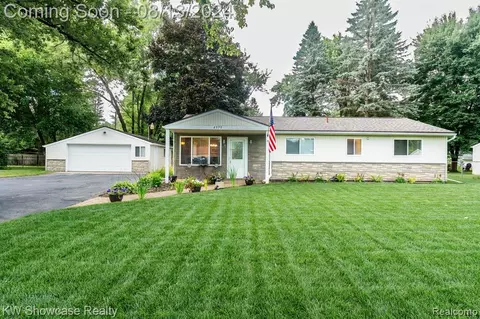 4575 Oakvista Ave, Clarkston, MI 48346