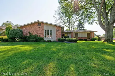 53122 Scenic Dr, Shelby Township, MI 48316