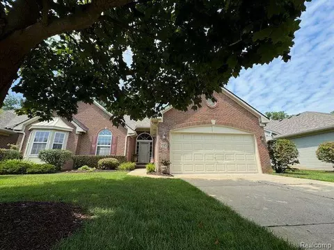 695 Woodhaven Dr #64, Commerce, MI 48390