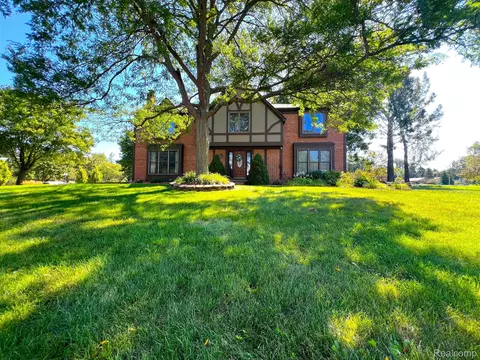 21960 Worcester Dr, Novi, MI 48374