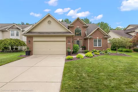 20517 Prairie Creek Blvd, Brownstown, MI 48183