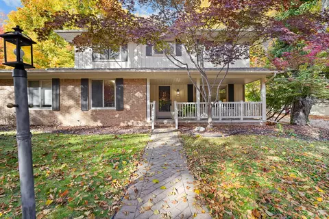 21276 Woodhill Dr, Northville, MI 48167