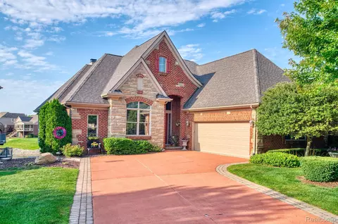 10769 Cliffview Dr, Green Oak, MI 48178
