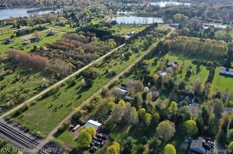 2070 N Milford Rd, Highland, MI 48357