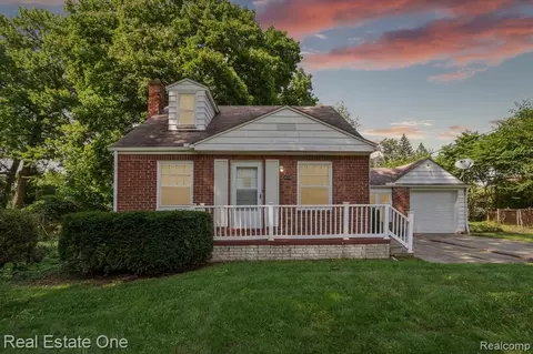 4054 Woodstock Rd, Waterford, MI 48328