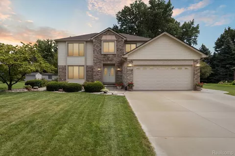 39926 Wilmette Dr, Sterling Heights, MI 48313