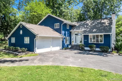 13545 Wenwood Pkwy, Fenton, MI 48430