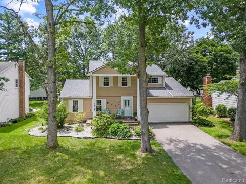 1557 Chownings Glen Dr, Wixom, MI 48393