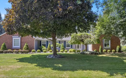 8821 Northampton Dr, Plymouth, MI 48170