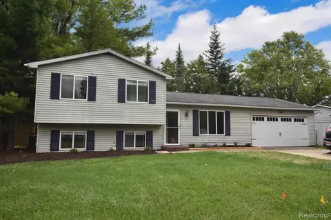 208 Lindenwood Dr, Linden, MI 48451