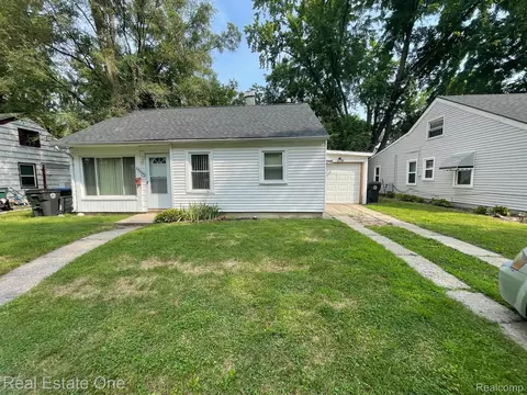 10600 Albany St, Oak Park, MI 48237