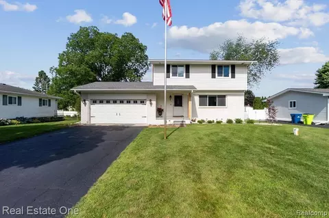 138 Mccatty Dr, White Lake, MI 48386