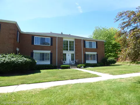 640 E Fox Hills Dr, Bloomfield Hills, MI 48304