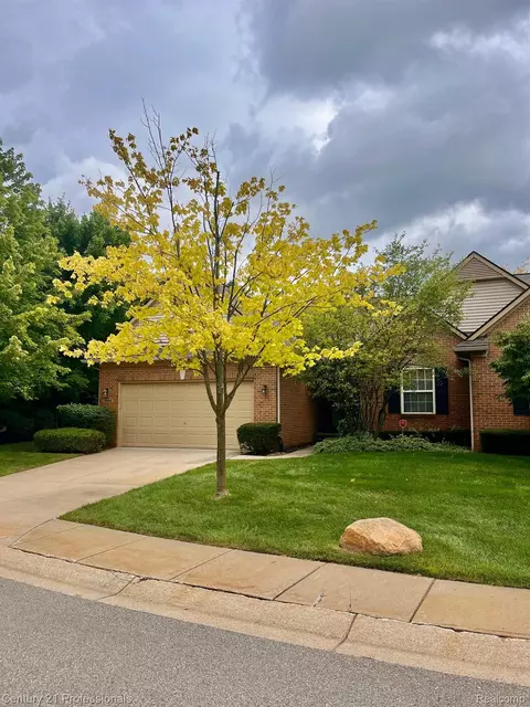 8248 Springdale Dr, White Lake, MI 48386