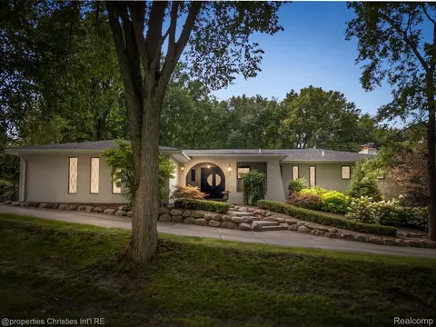 835 Northgate Rd, Oakland, MI 48306