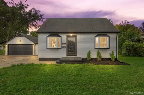 19530 Connecticut St, Roseville, MI 48066