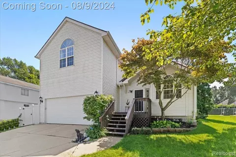 812 S Long Lake Blvd, Lake Orion, MI 48362
