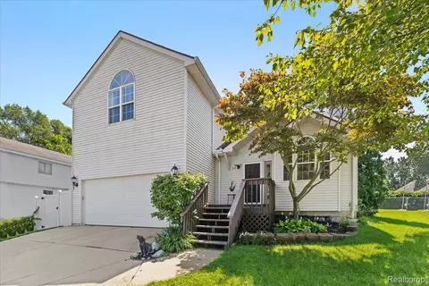 812 S Long Lake Blvd, Orion, MI 48362