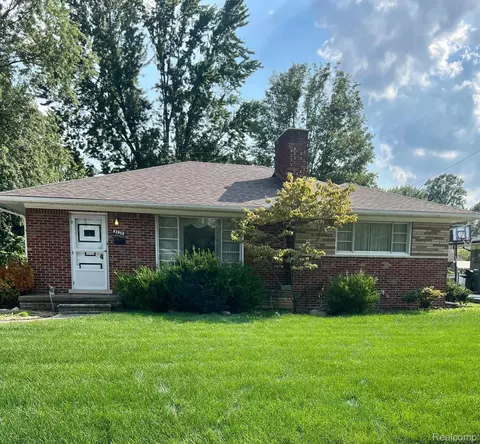 21812 Edgewood St, Saint Clair Shores, MI 48080