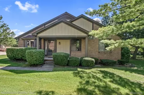 220 Meadow Lane Cir, Rochester Hills, MI 48307
