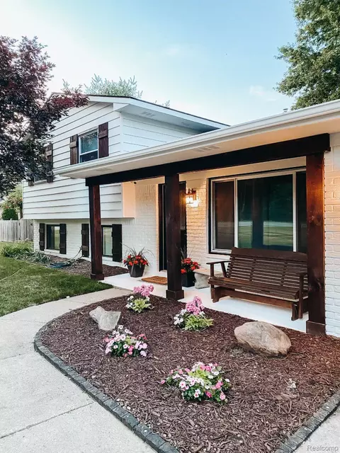 7184 Holcomb Rd, Independence, MI 48346