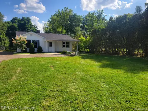 8210 Hyne Rd, Brighton, MI 48114
