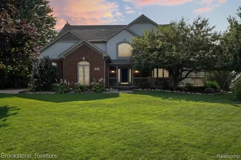3944 Fieldview Rd E, Lake Orion, MI 48360