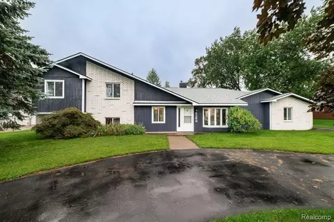 5266 Oak Park Dr, Clarkston, MI 48346