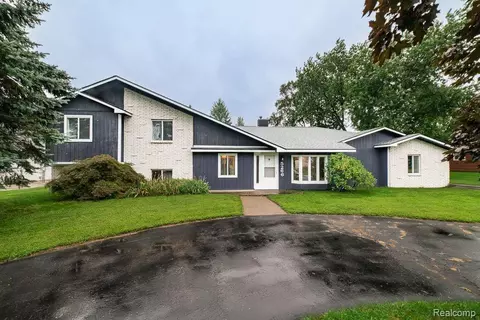 5266 Oak Park Dr, Independence, MI 48346