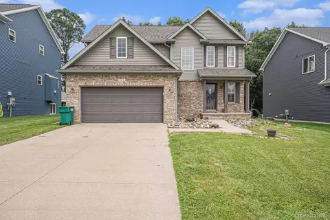 2112 Rolling Hills Dr, Holly, MI 48442