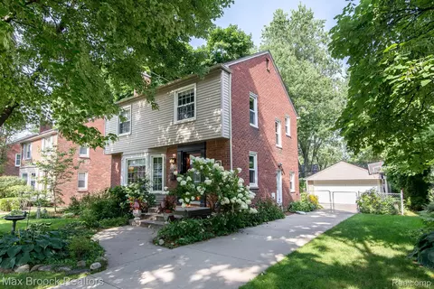 1530 Edgewood Dr, Royal Oak, MI 48067