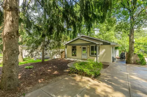 4885 Walker Dr, Brighton, MI 48114