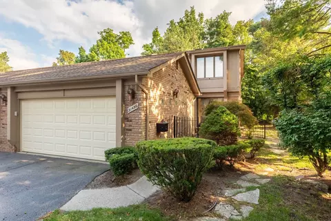 31456 Hunters Circle Dr, Farmington Hills, MI 48334