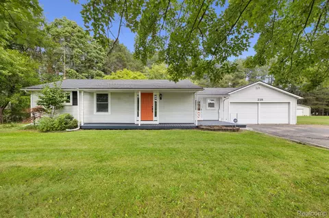235 Hyatt Ln, Linden, MI 48451