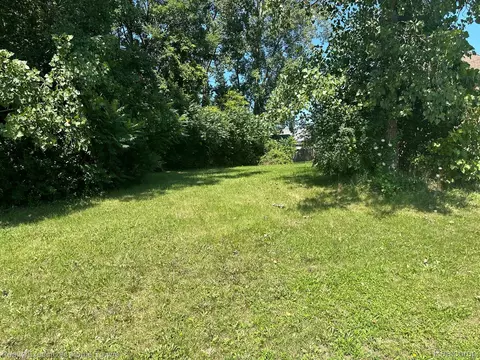 808 5th St, Marysville, MI 48040