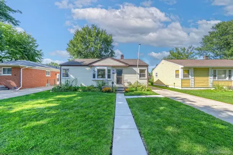 22705 Raymond St, Saint Clair Shores, MI 48082